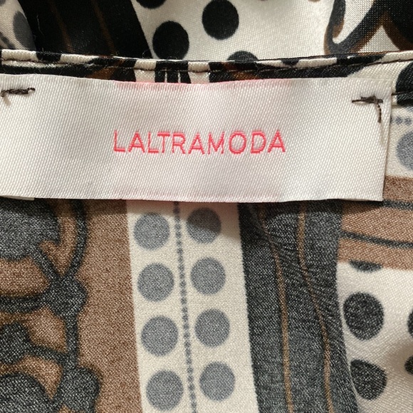 L'AltraModa women dress with a big V drop and wide 2/3 flared sleeves “Italian” - Picture 7 of 8
